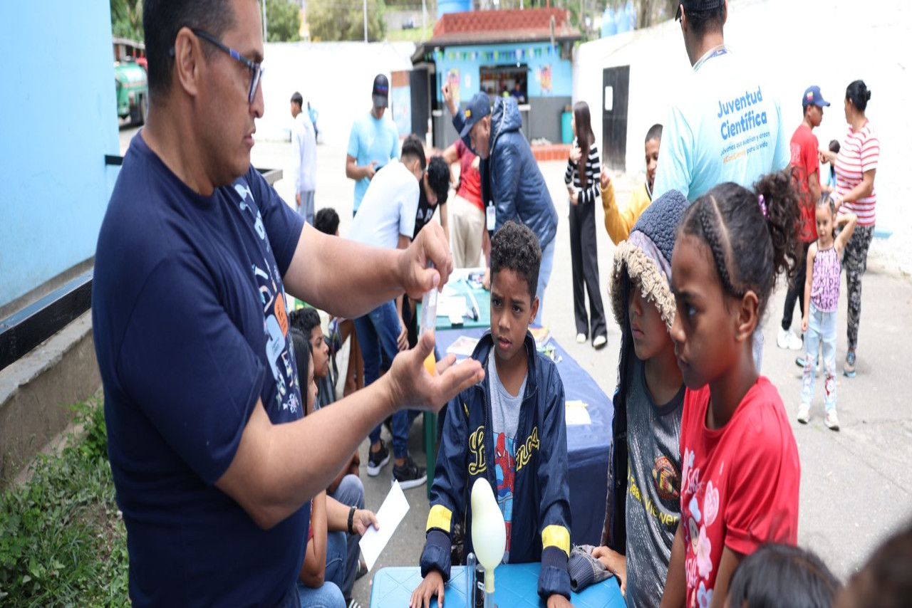 En este momento estás viendo Mincyt llevó actividades científicas y alegría a niños y niños en campamento transitorio de El Junquito
