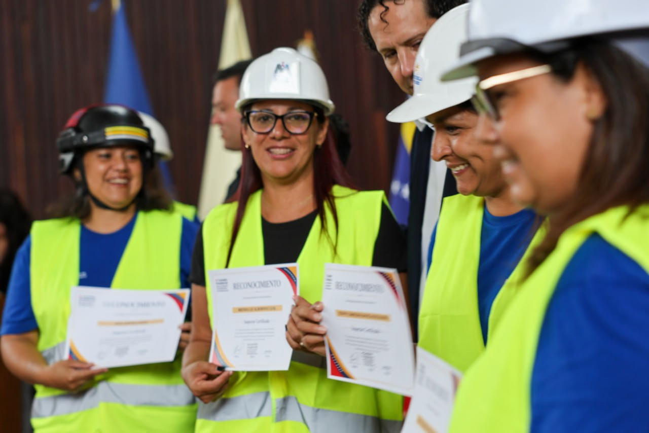 Lee más sobre el artículo Comisión Presidencial reconoció la labor de más de 560 ingenieros desplegados tras eventos sísmicos