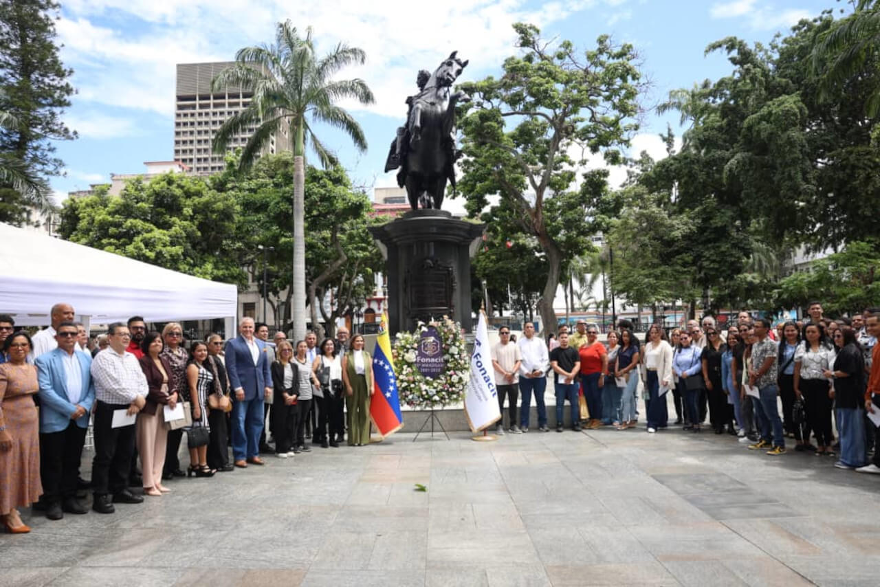 En este momento estás viendo El Fonacit conmemora 25 años de labor con ofrenda floral al Padre de la Patria